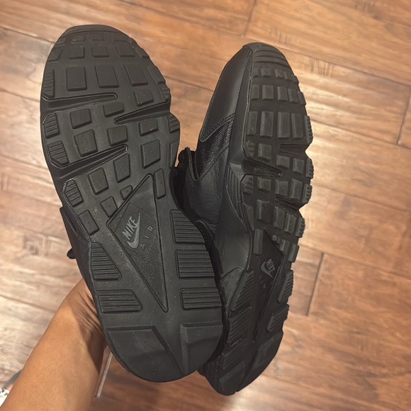 Nike Black Sleek Low-Top Sneakers - Picture 6 of 8